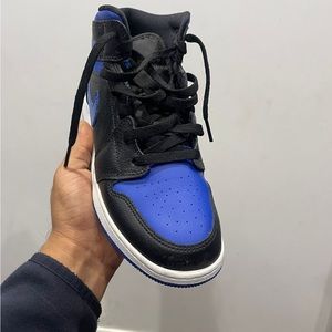 Jordan 1 mids hyper royals size 7Y